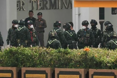 A Chinese national, who was taken from a scam centre in Myanmar amid a mounting crackdown on scammers operating along a porous border, is escorted by soldiers after getting off a bus at Thailand-Myanmar Friendship Bridge 2 before being repatriated to China by plane, in Mae Sot District, Tak province, Thailand on February 20, 2025. (Photo: bangkokpost.com)