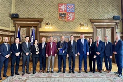 ietnamese Ambassador to the Czech Republic Duong Hoai Nam, Mayor Jan Birke and other delegates (Photo: VNA)