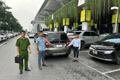 The two people admit to the police about their trick to scam the foreign tourist. (Photo nld.com.vn) 