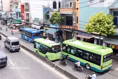 A bus picks up passengers on National Highway 22 (Le Quang Dao Street), near An Suong Bus Station. (Photo: VNA) 