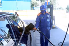 Petrolimex Hung Yen staff serves a customer at an E10 RON95-V biofuel pump, newly put into operation to completely replace mineral gasoline. (Photo: VNA)