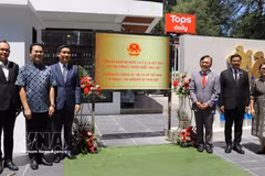 Vietnamese Ambassador to Thailand Pham Viet Hung (third from left) poses for a commemorative photo with Honorary Consul Thaneth Tantipiriyakij and officials from several southern Thai provinces in front of the Honorary Consulate of Vietnam in Phuket. (Photo:VNA)