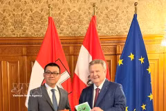 Ambassador Vu Le Thai Hoang (L) presents Mayor of Vienna Michael Ludwig with the Vietnamese translation of Austrian author Mira Lobe's children's classic "Grandmother in the Apple Tree". (Photo: VNA) 