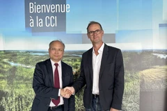 ietnamese Ambassador to France Dinh Toan Thang (L) and Vincent Laudat, President of CCI Normandie (Photo: VNA)