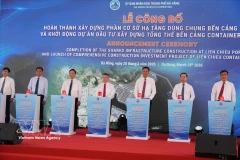 Delegates press the button to officially launch the Lien Chieu container terminal investment and construction project. (Photo:VNA)