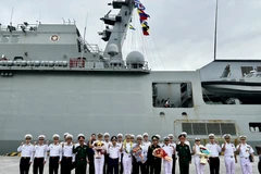 At the welcome ceremony for RoK navy training ship officers and sailors visiting Da Nang. (Photo: VNA)