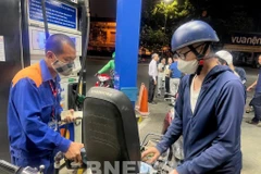 Fuel prices lowered from July 1 following VAT reduction (Photo: VNA) 