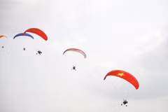 The first Ho Chi Minh City Open Paragliding Tournament kicks off on February 15 in An Giang province. (Photo: VNA)