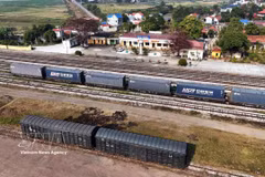 The railway network from Kep Station in Bac Ninh province connects with four routes: Kep–Dong Dang–Pingxiang (China), Kep–Luu Xa (Thai Nguyen province), Kep–Ha Long (Cai Lan Port in Quang Ninh province), and Kep–Yen Vien (Hanoi). Traravico is working with domestic and international partners to further develop the China-linked service, targeting around 1,500 containers annually. (Photo: VNA) 