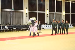 A delegation from the Vietnamese Ministry of National Defence, led by Senior Lieutenant General Nguyen Truong Thang, member of the Party Central Committee and Deputy Minister of National Defence, pays tribute to Lao National Assembly Chairman Xaysomphone Phomvihane in Vientiane on August 9. (Photo: VNA)