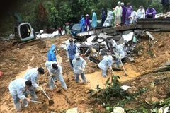 Officers and soldiers from the Hà Giang Province Police search for missing victims following a severe landslide caused by Typhoon Yagi along National Highway No 2. — (Photo: VNA/VNS ) 