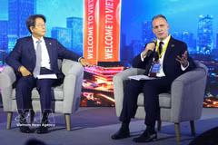 Tom Attenborough (right), head of international business development for primary markets at the London Stock Exchange (LSE), speaks at the forum. (Photo: VNA) 