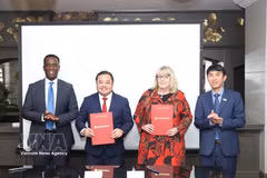 Representatives of the Vietnam National Chemical Group (Vinachem) and the Chemical and Allied Industries' Association (CAIA) of South Africa sign a memorandum of understanding (MoU). Photo: Hong Minh/VNA Correspondent in South Africa (Photo: VNA) 