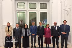ASEAN ambassadors in Buenos Aires pose for a group photo with representatives of the Argentine Industrial Union (UIA). (Photo: VNA)
