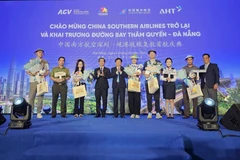 Local leaders present gifts to the first passengers on the Shenzhen–Da Nang flight. (Photo: congly.vn)