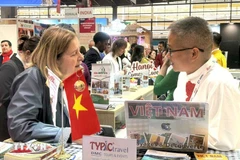 Visitors explore tourist destinations in Hanoi and other localities of Vietnam. (Photo: VNA)