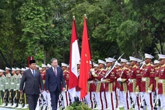 General Secretary of the CPV Central Committee To Lam (right) and Indonesian President Prabowo Subianto review the guard of honour at the welcome ceremony in Jakarta on March 10. (Photo: VNA)