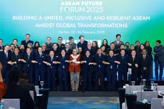 Prime Minister Pham Minh Chinh with ASEAN and Timor-Leste leaders at the 46th ASEAN Summit plenary session. (Photo: VietnamPlus) 