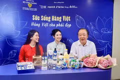 Director of the Agency for Domestic Market Management and Development Tran Huu Linh joins celebrities during the “Vitality of Vietnamese Goods” livestream session (Photo: gdnd) 