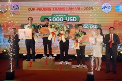 The organisers present awards to winers of the tournament. (Photo: VNA) 