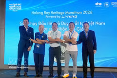 Organisers, sponsors and officials pose for a commemorative photo at the launch ceremony. (Photo: VNA) 