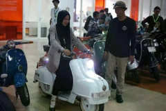 A woman rides a converted electric motorcycle (Photo: en.antaranews.com)