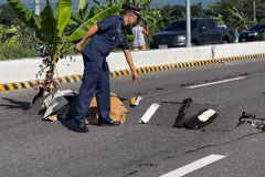 A section of road cracked following the earthquake in South Cotabato province, the Philippines, on June 8, 2026. (Photo: Xinhua/VNA)