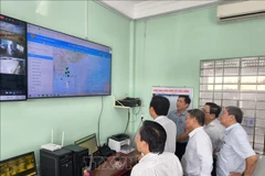 Leaders of the Vinh Long provincial People’s Committee and relevant departments inspect the vessel monitoring system at Binh Dai fishing port. (Photo: VNA) 