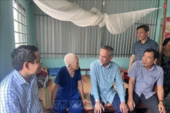 Provincial leaders visit a poor family (Photo: VNA)