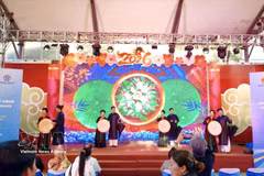 A cultural showcase featuring Hanoi cuisine, exhibitions and traditional art performances is held to welcome the ASEAN Cities Leadership Conference. (Photo: VNA) 
