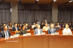 Vietnamese Ambassador to China Pham Thanh Binh (centre) meets with lecturers and students during a discussion on Vietnam-China cultural, tourism and educational exchanges at the Beijing Foreign Studies University. (Photo: VNA)