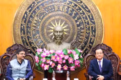 Nguyen Hong Thanh (R), Permanent Vice Chairman of the Tay Ninh provincial People's Committee, and Vipra Pandey, Consul General of India in Ho Chi Minh City, discuss cooperation opportunities during a working session in Tay Ninh province on June 4. (Photo: VNA) 