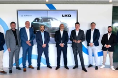 Representatives of VinFast Europe and LKQ Netherlands announce a strategic partnership to develop a comprehensive, high-quality maintenance and after-sales service network across the Netherlands. (Photo: vinfastauto.com)