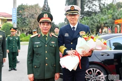 Defence Minister General Phan Van Giang welcomes Chinese Defence Minister Senior Lieutenant General Dong Jun during his visit to Commando Brigade 113. (Photo: qdnd.vn)