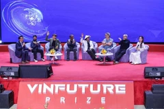 The winners of the "Innovators With Outstanding Achievements In Emerging Fields" and "Innovators from Developing Countries" prizes engage with participants at the event.( Photo: VNA)