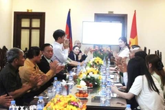 At the meeting between the Khmer-Vietnamese Entrepreneurs Association and a delegation from the An Giang Investment, Trade and Tourism Promotion Center in Phnom Penh, Cambodia (Photo: VNA)