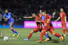 A football match between Vietnam (in red) and India (in blue) at Thong Nhat Stadium in Ho Chi Minh City on September 27, 2022. (Photo: VNA) 