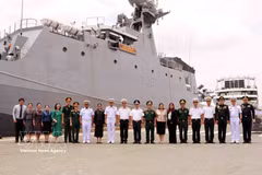 Delegates pose for a group photo at the welcoming ceremony for the ship. (Photo: VNA) 