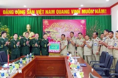 Mondulkiri's delegation presents Tet gifts to Lam Dong Border Guard Command. (Photo: VNA)
