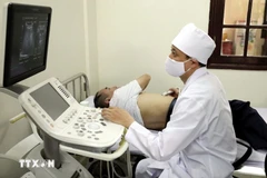 Military doctors conduct ultrasound examinations for residents in Dong Dang town, Cao Loc district, Lang Son province. (Photo: VNA)