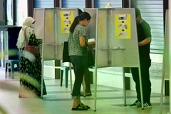 Voters casting their ballots (Photo: businesstimes.com.sg)