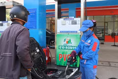 E10 biofuel sold to customers at Tran Phu petrol station in Nghia Lo ward, Quang Ngai province. (Photo: VNA) 