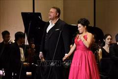 World-class opera stars perform at the Ho Guom Opera (Photo: VNA)