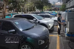A driver charges his vehicle at a public charging station. (Photo: VNA)
