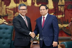 Prime Minister Pham Minh Chinh (right) receives Indonesian Ambassador to Vietnam Denny Abdi at the end of his tenure (Photo: VNA) 