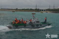 Naval Region 4 Command safely transfers 52 fishermen to Song Tu Tay island (Photo: qdnd.vn)