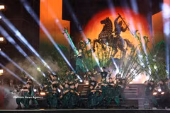 A large-scale performance depicting Saint Giong, one of the Four Immortals in Vietnamese folk belief and a symbol of patriotism, resilience against foreign invaders and national unity. (Photo: VNA)