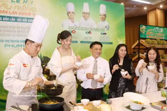 Delegates sample green durian curry at the event. (Photo: VNA)