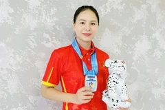 Trịnh Thu Vinh poses with her medal and mascot at the 6th Asian Championship Rifle/Pistol/Shotgun 2025 on August 25 in Kazakhstan. (Photo: VNA) 