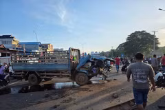 The aftermath of one of two traffic accidents that left at least 13 factory workers dead (Photo: phnompenhpost) 